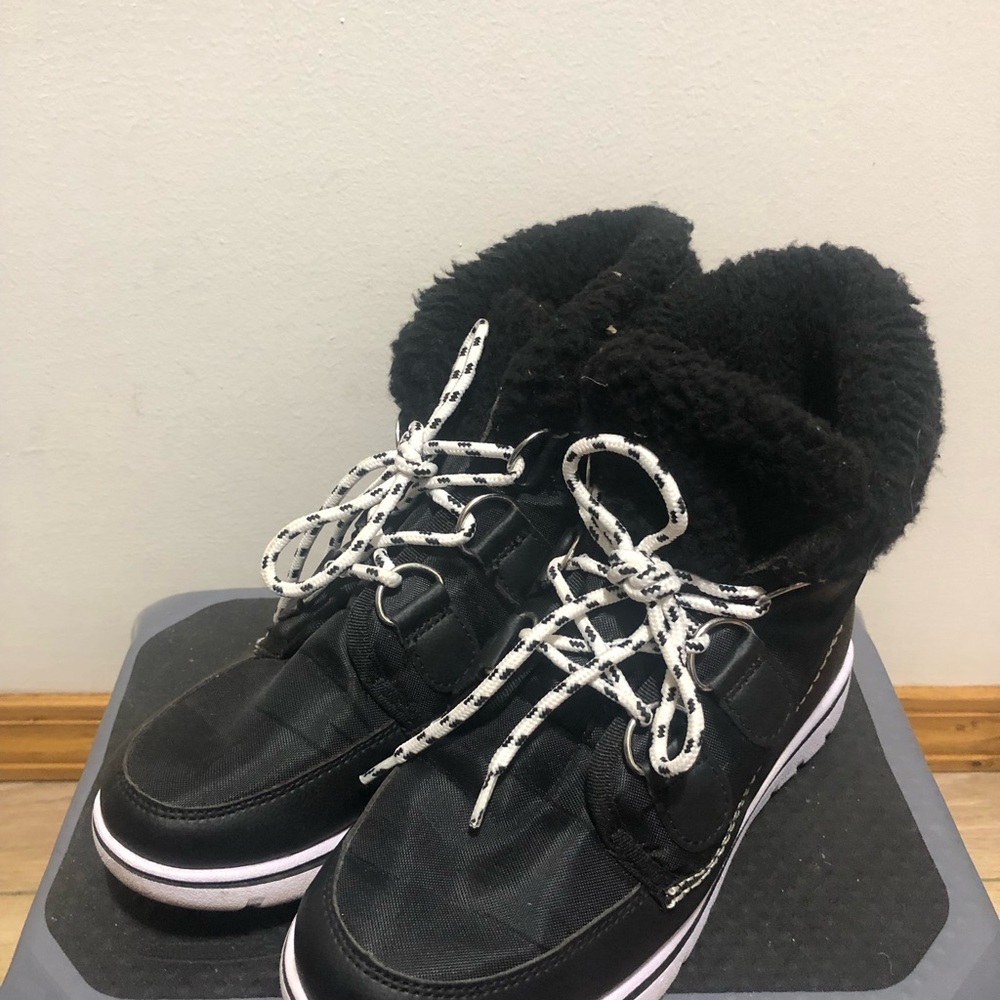 Airwalk Women’s Black Winter Boots with White Laces Size 7